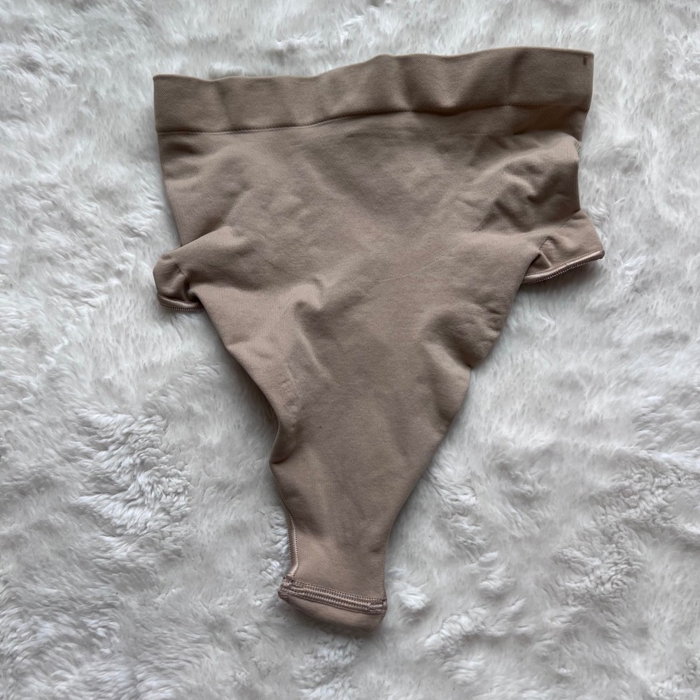 SKIMS Sculpting High Waist Thong Tan Size Small Medium Seamless Shapewear NWOT - Picture 1 of 8